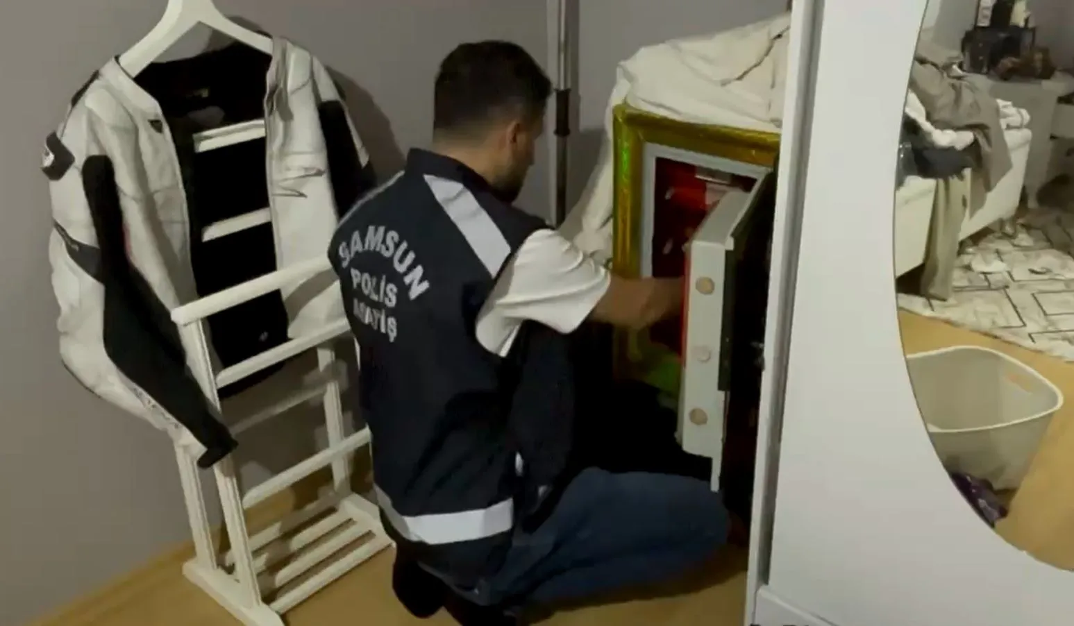 Masaj salonuna telsizli baskın
