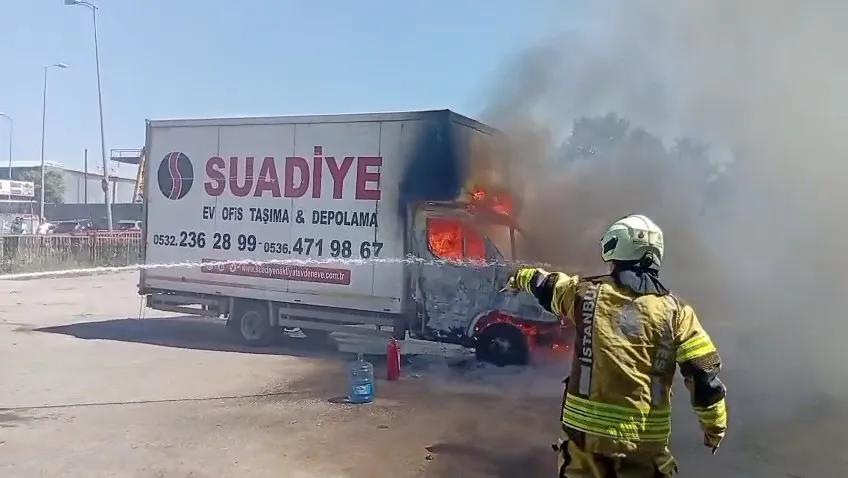 Ataşehir'de park halindeki kamyonet küle döndü