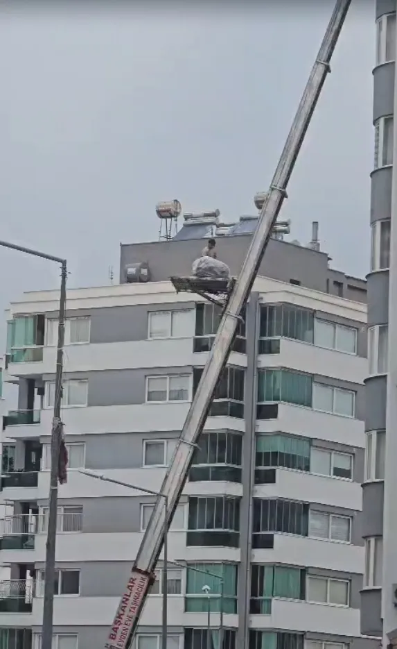 Adana'da yürekleri ağza getiren yük asansörü yolculuğu