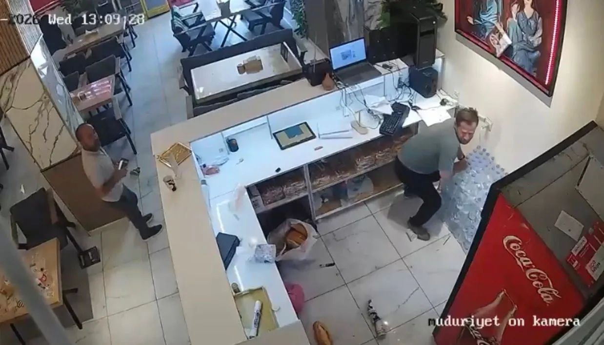 Yüksekova'da kafeterya mutfağındaki gaz patlaması kameraya yansıdı