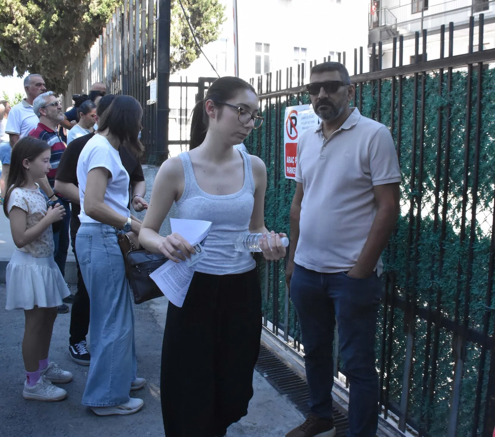 İzmir'de AYT maratonu başladı; veliler okul kapılarında bekliyor