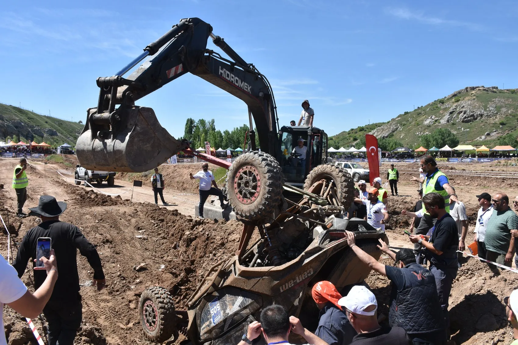 Sivas çamurlu parkurda off-road heyecanı nefes kesti