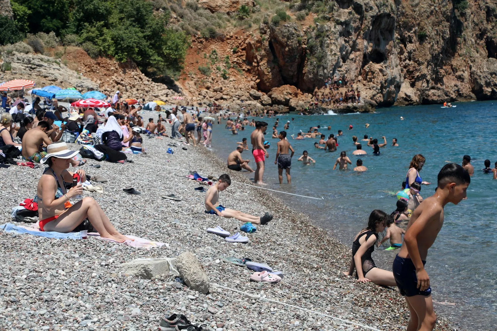 Antalya kavurucu sıcakla tanıştı sahil doldu taştı