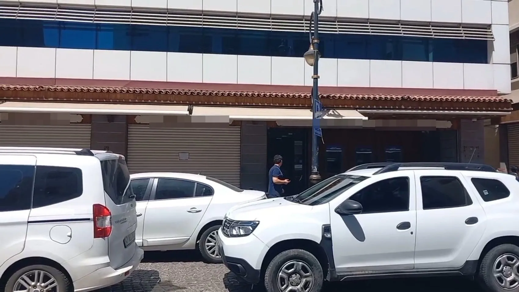 Diyarbakır Sur’da banka şubesine gece yarısı ateş açıldı