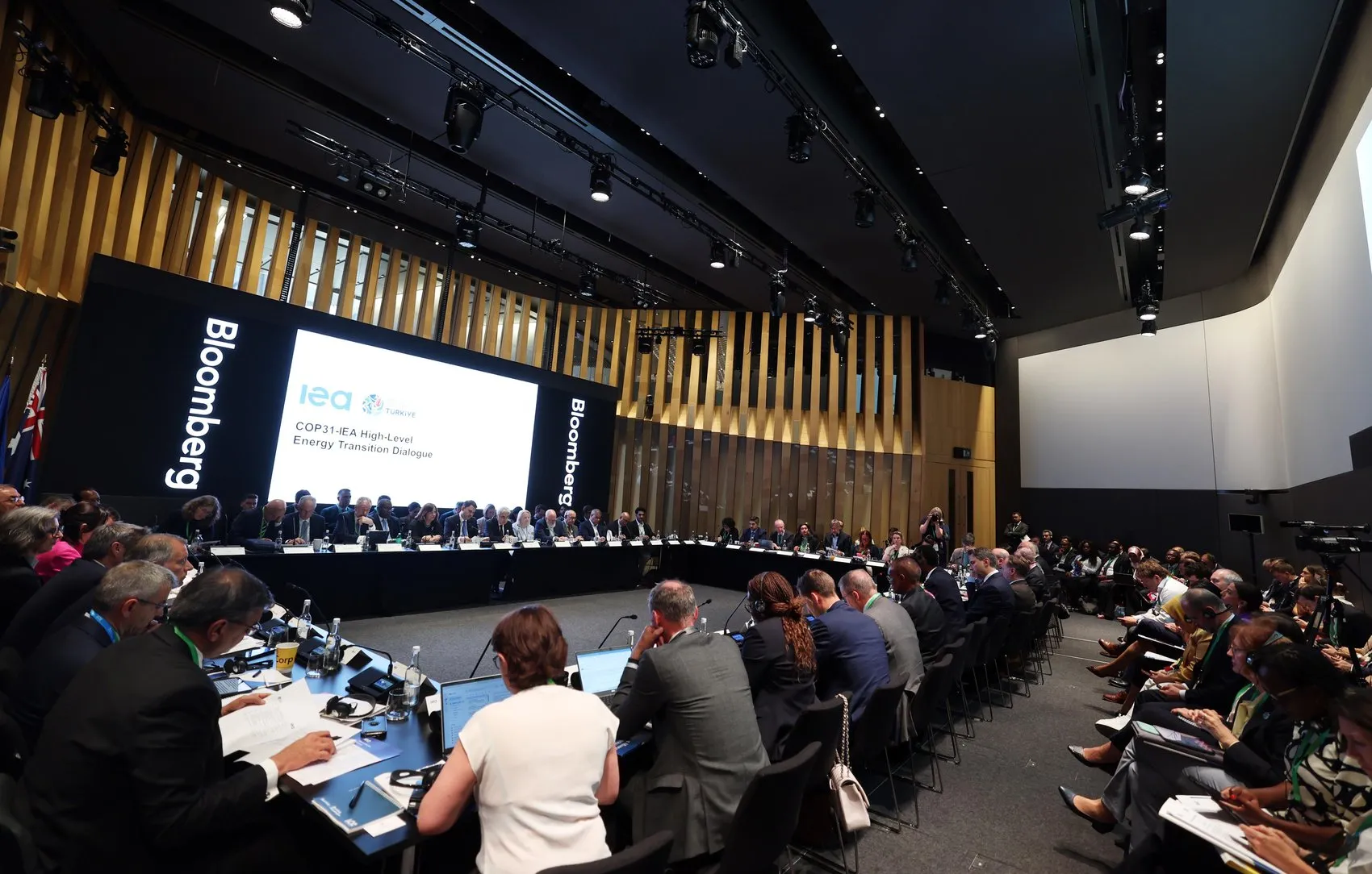 Bakan Bayraktar'dan temiz enerji için 30 milyar dolarlık yatırım planı