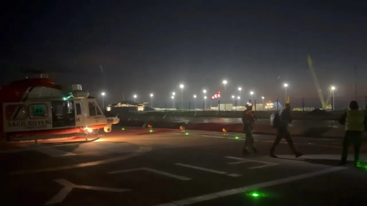 Zonguldak açıklarında gemide kaza geçiren işçi helikopterle kurtarıldı