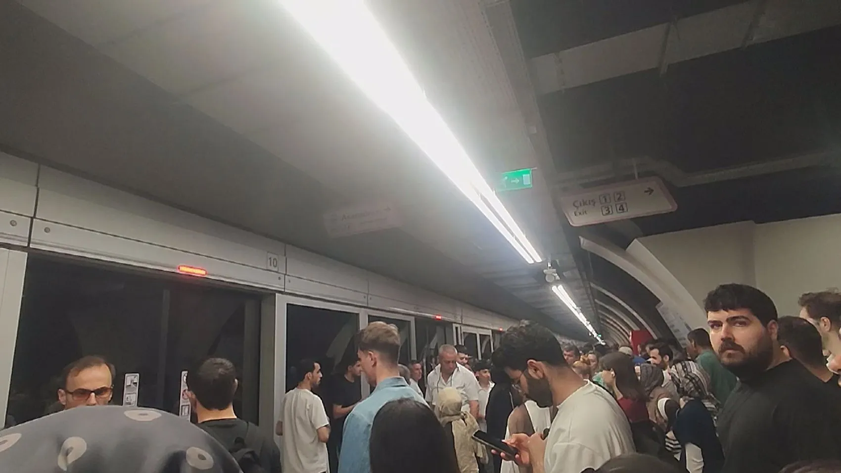 M7 metrosunda arıza ulaşımı kilitledi