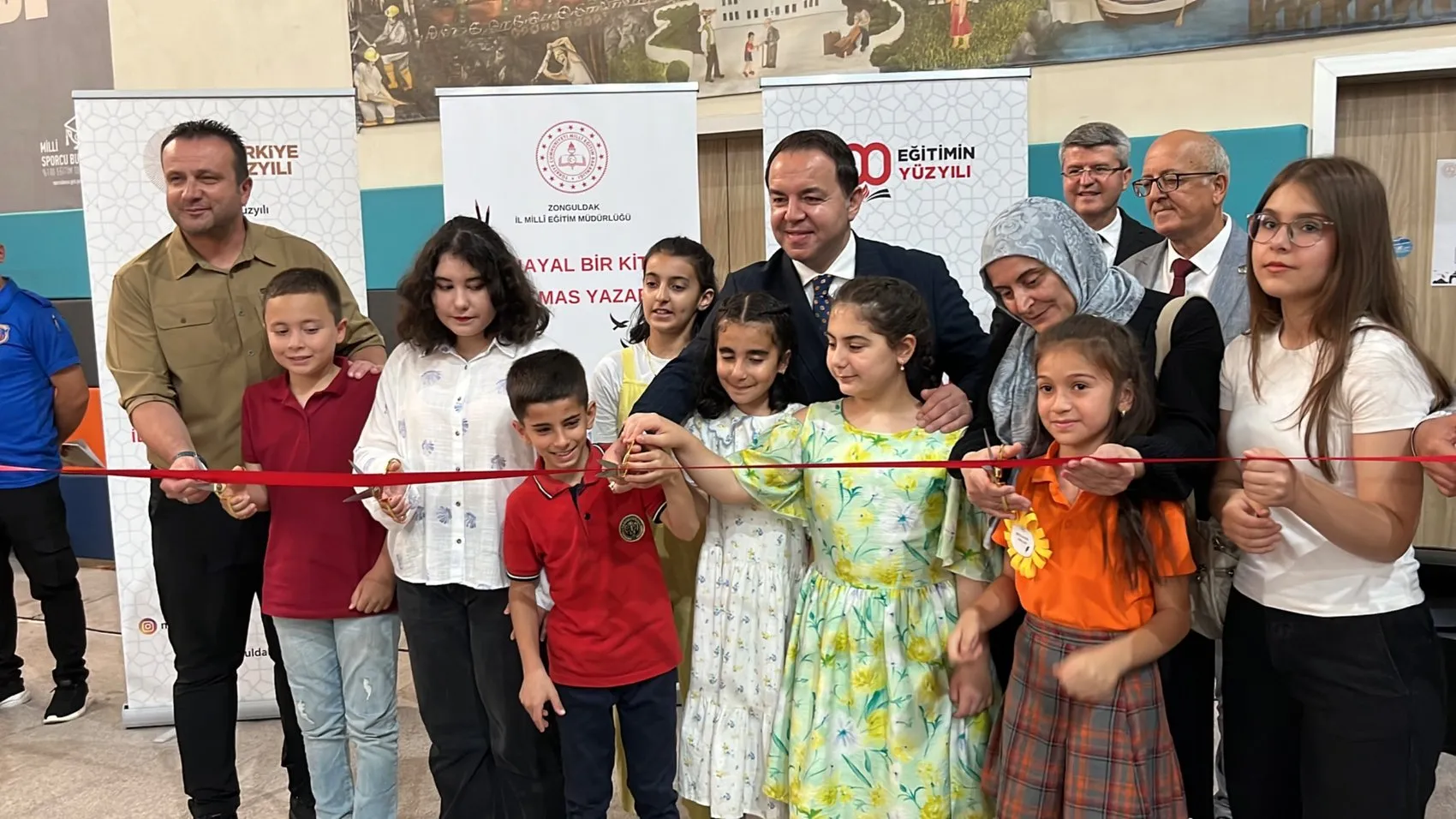 Zonguldaklı çocuklar kendi kitaplarını yazıp imza günü düzenledi