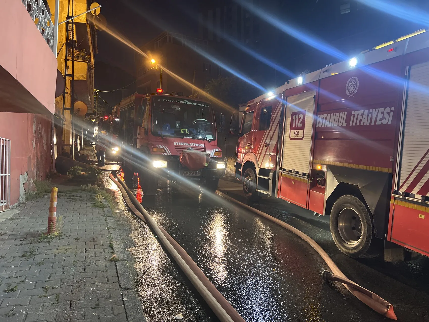 Gaziosmanpaşa'da gece yarısı çıkan yangın üç evi küle çevirdi