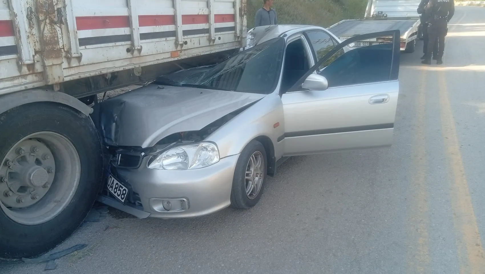 Beypazarı'nda park halindeki TIR'a çarpan otomobilde 4 kişi yaralandı