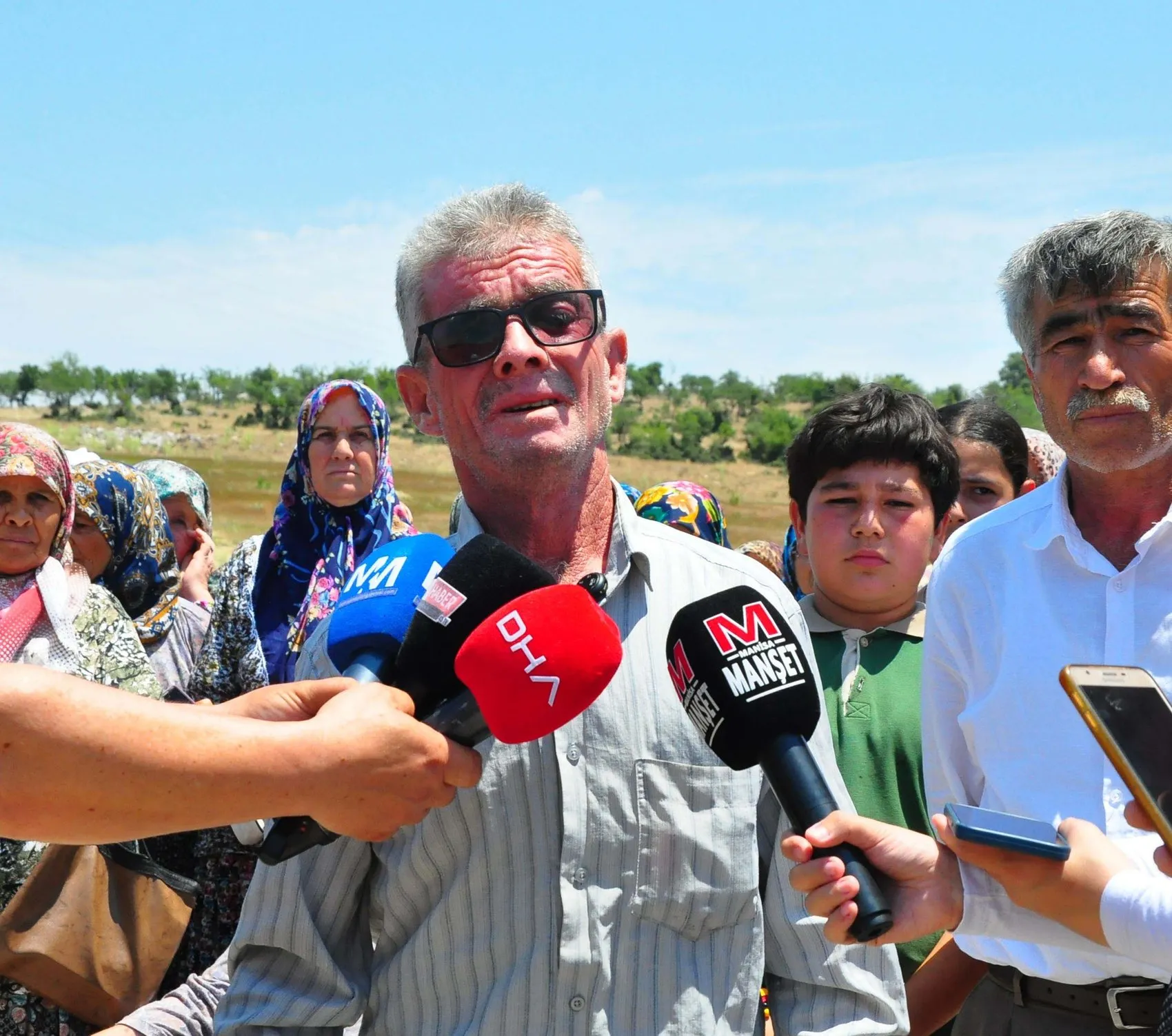Manisalılar yeni mezarlık projesine traktörleriyle karşı çıktı