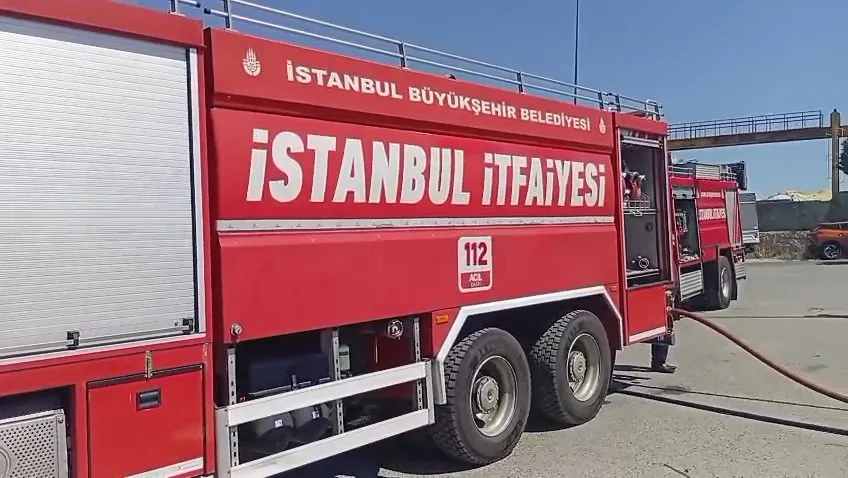 Ataşehir'de park halindeki kamyonet küle döndü