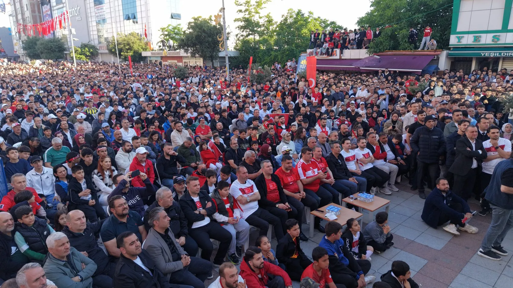 Sultanbeyli halkı sabah namazı sonrası milli maç için meydanda buluştu