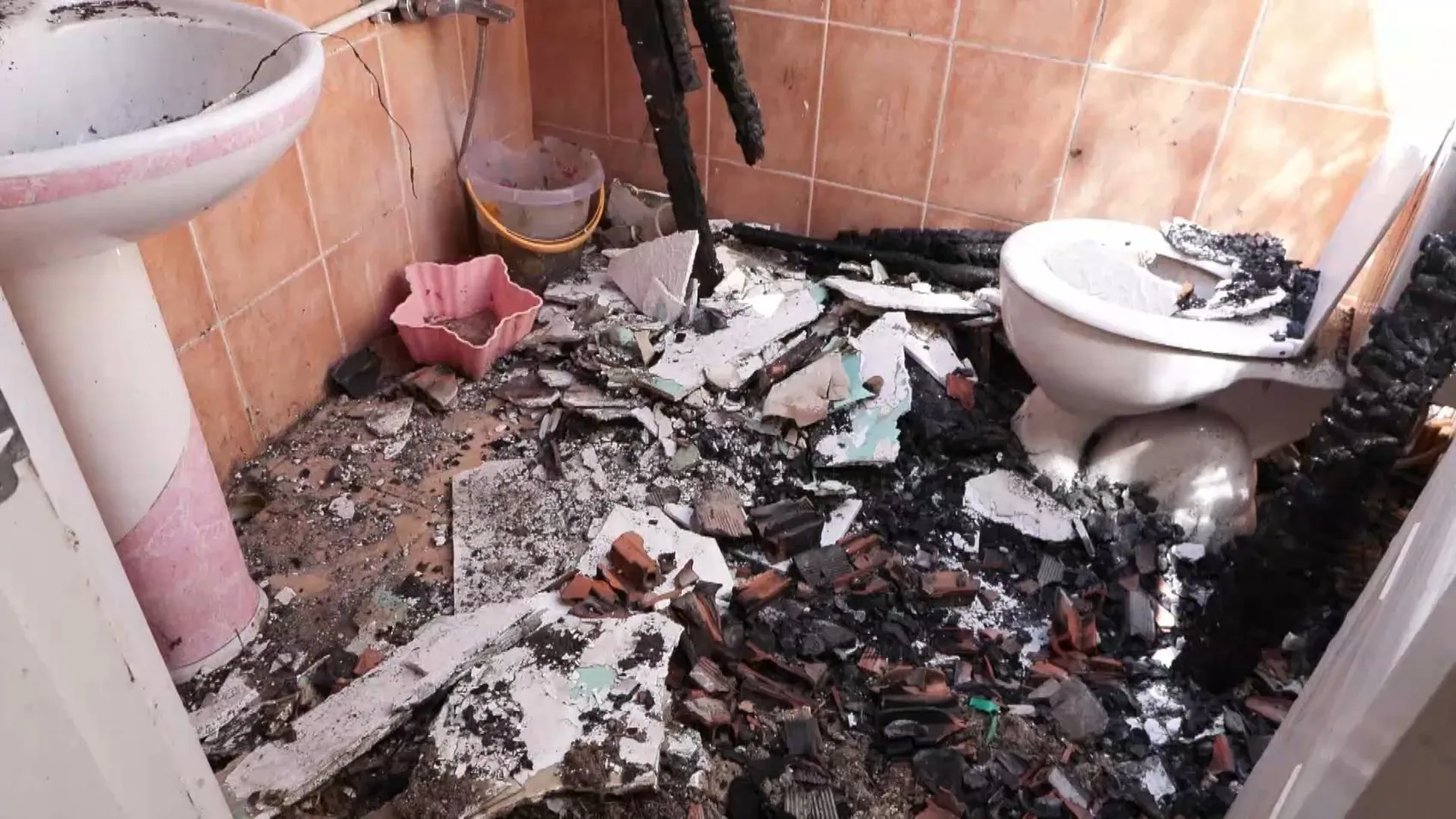 Sarıyer’de yangın mağduru apartman sakinleri iki aydır çatısız yaşıyor