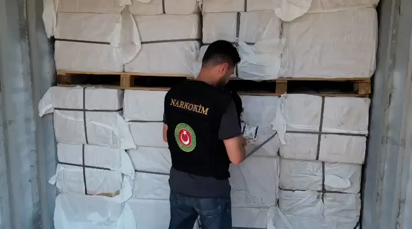 Sınır kapılarında dev operasyon 8 milyar liralık kaçakçılık engellendi