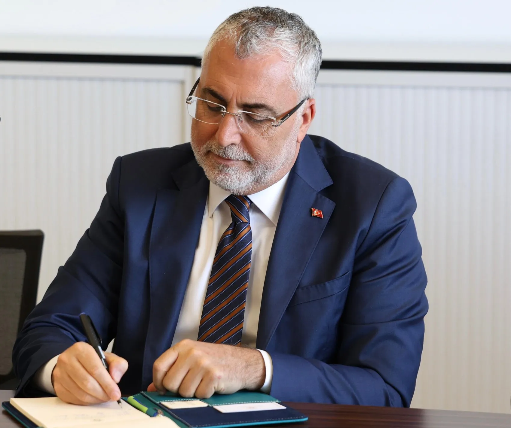 Bakan Işıkhan İsviçre'deki Türklerle buluştu Yeni yasal düzenleme geliyor