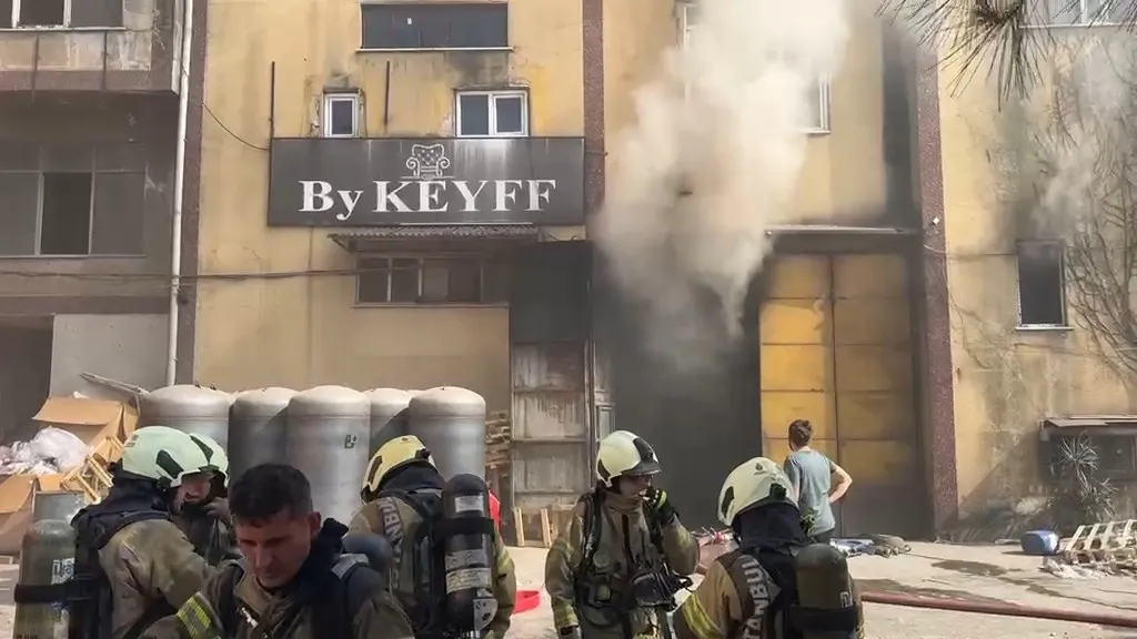 Esenyurt’ta sanayi bölgesinden dumanlar yükseliyor