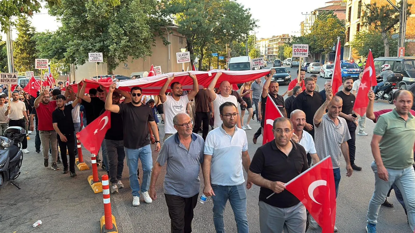 Tekirdağ'da tren kazası sonrası kapatılan geçit mahalleliyi sokağa döktü