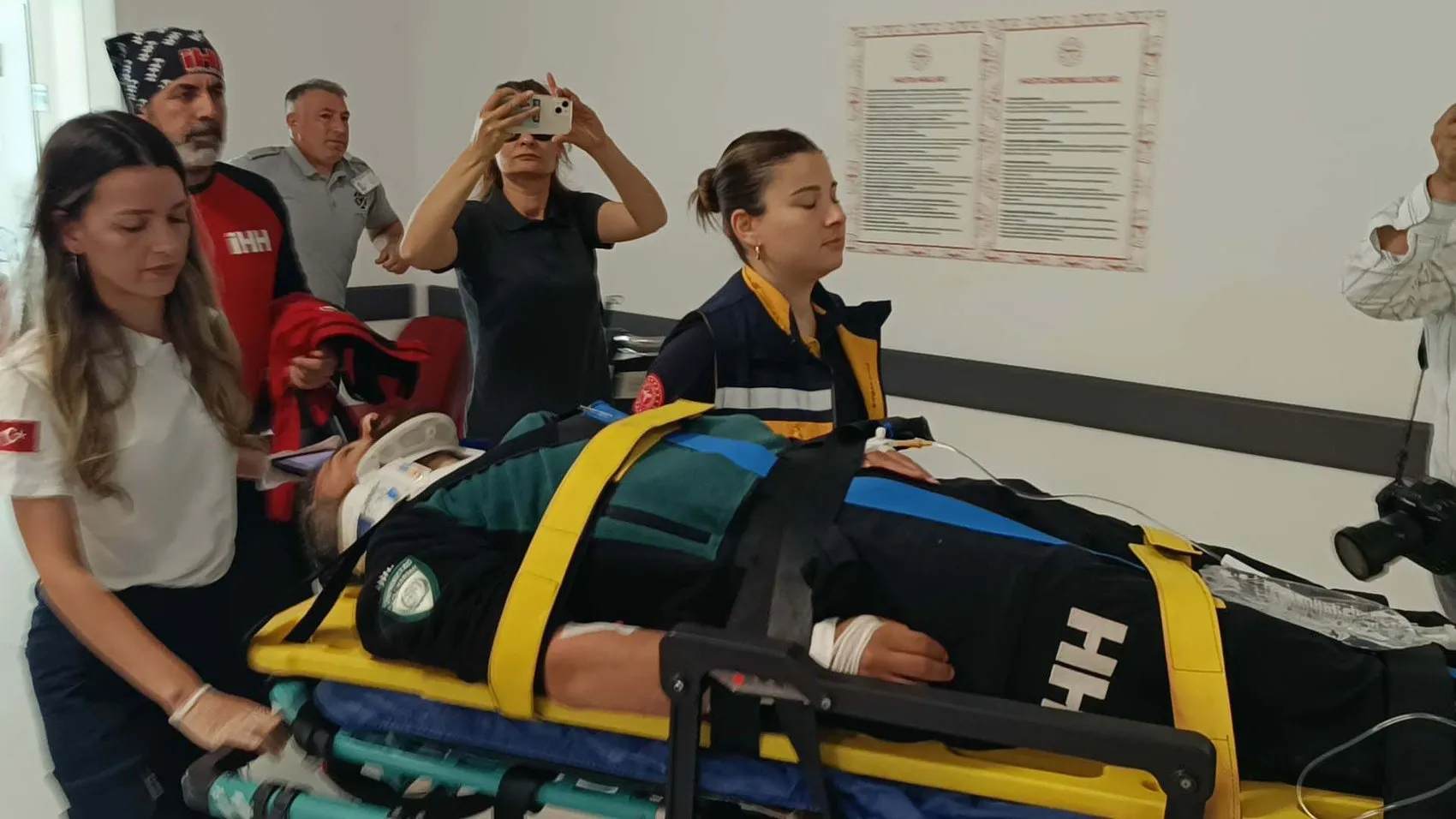 Demirkazık Dağı’nda mahsur kalan dağcıyı helikopter kurtardı