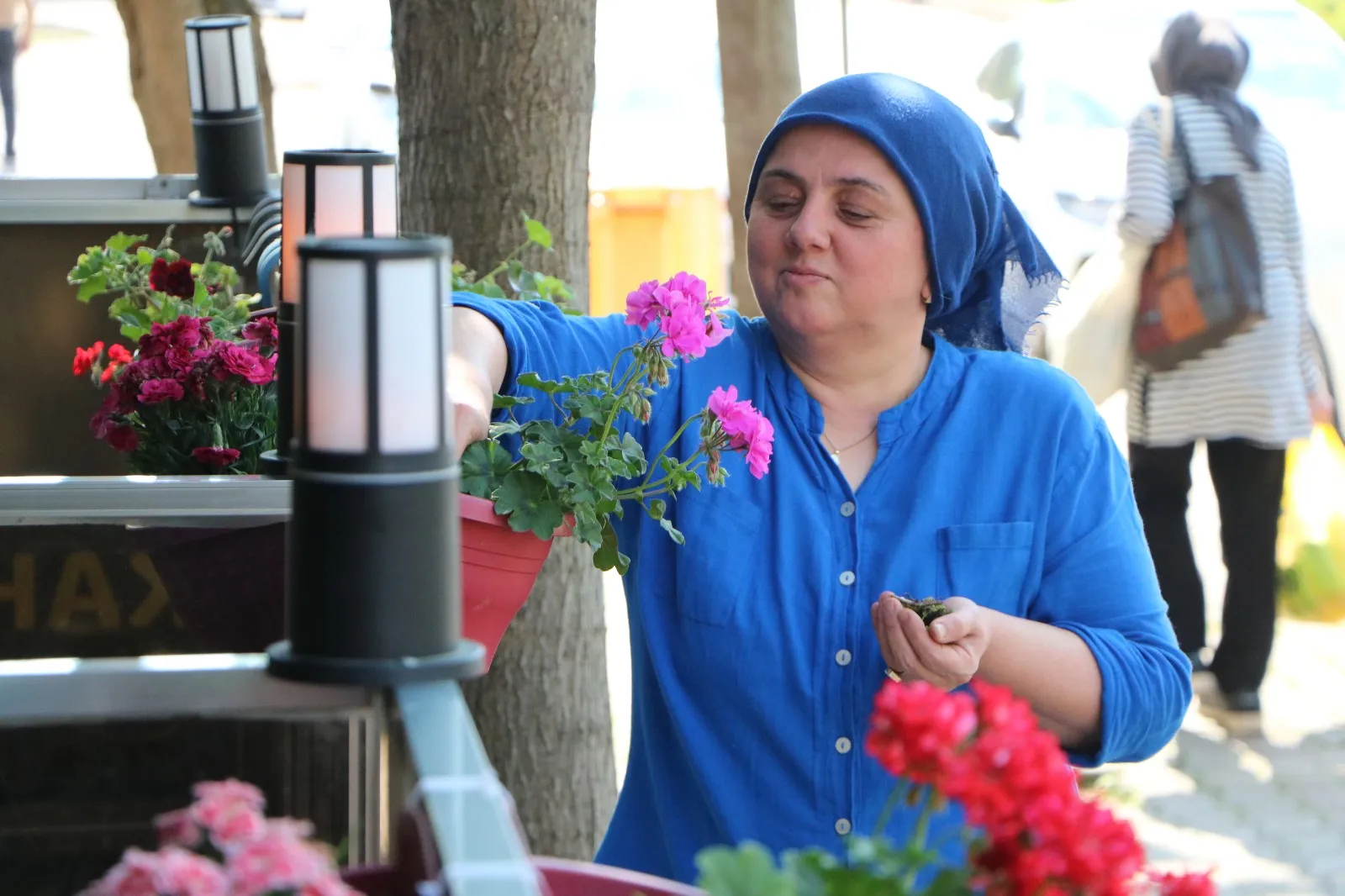 Lokanta önündeki çiçekleri kökünden söken kişiyi güvenlik kamerası yakaladı