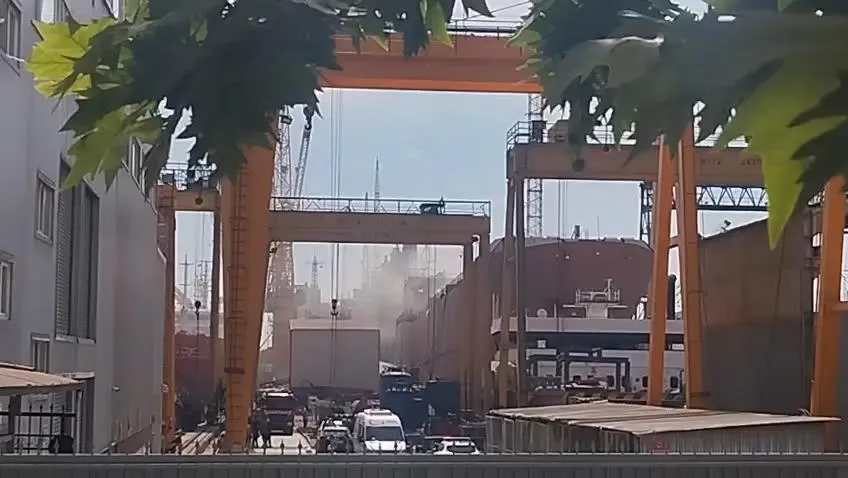 Tuzla tersaneler bölgesinde gemi yangını paniği