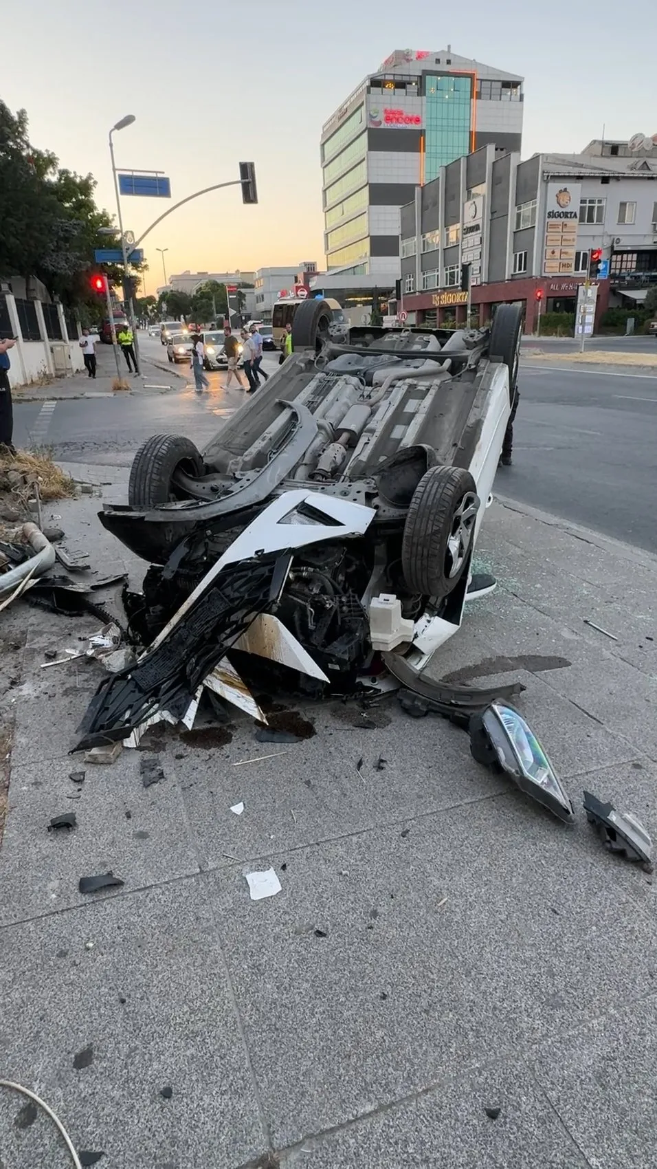 Avcılar'da kontrolden çıkan otomobil takla atarak devrildi