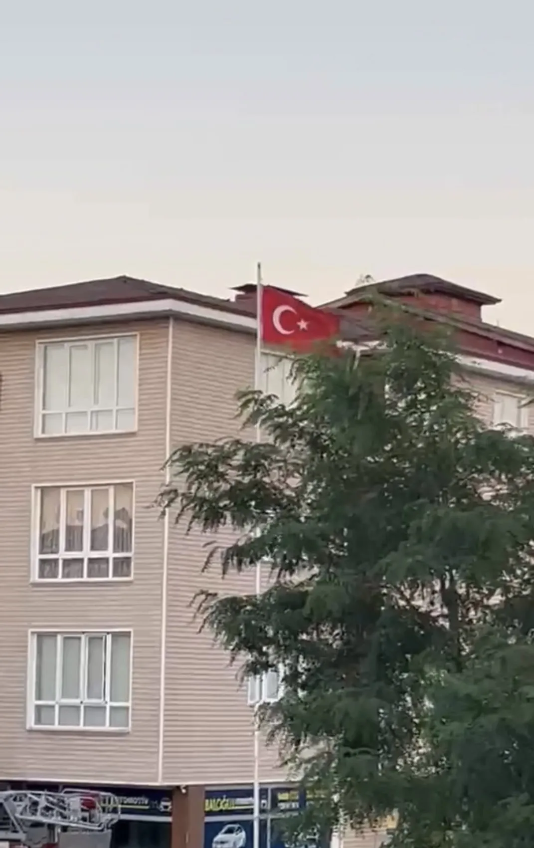 Bartın'da rüzgarın yere düşürdüğü bayrağı çocuklar kurtardı