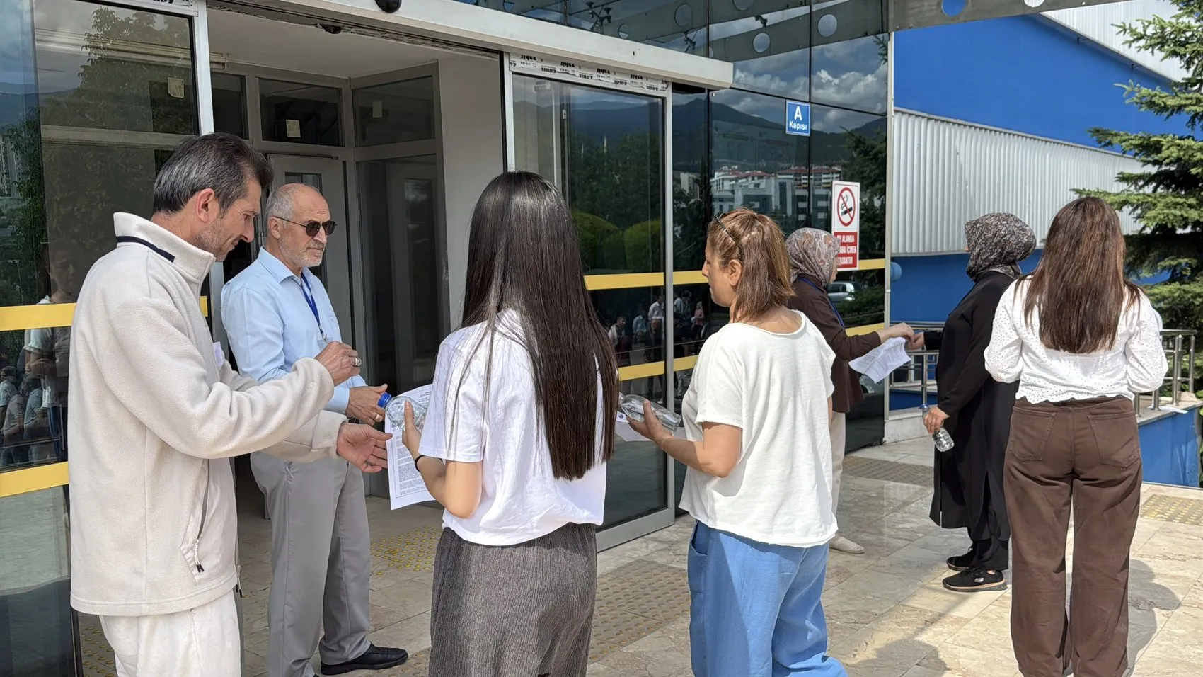 Üniversite sınavında anne kız tatlı bir rekabete girişti