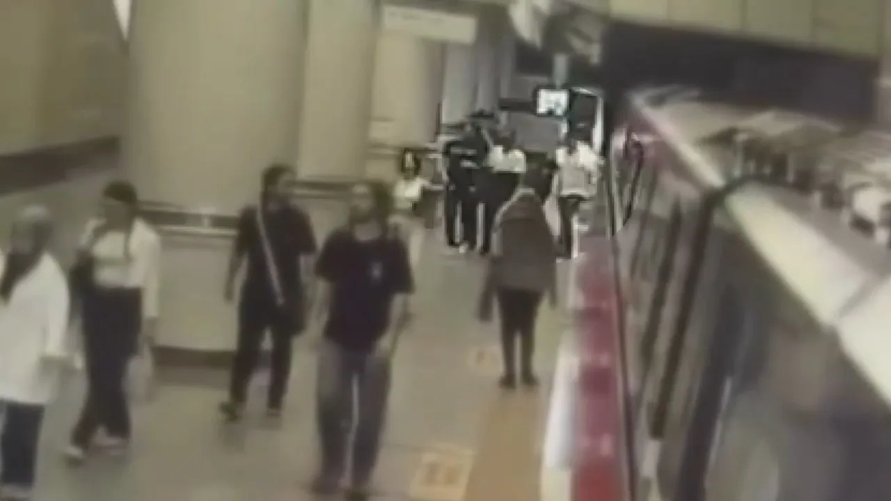 Gayrettepe metrosunda yankesicilik anbean kameraya yansıdı