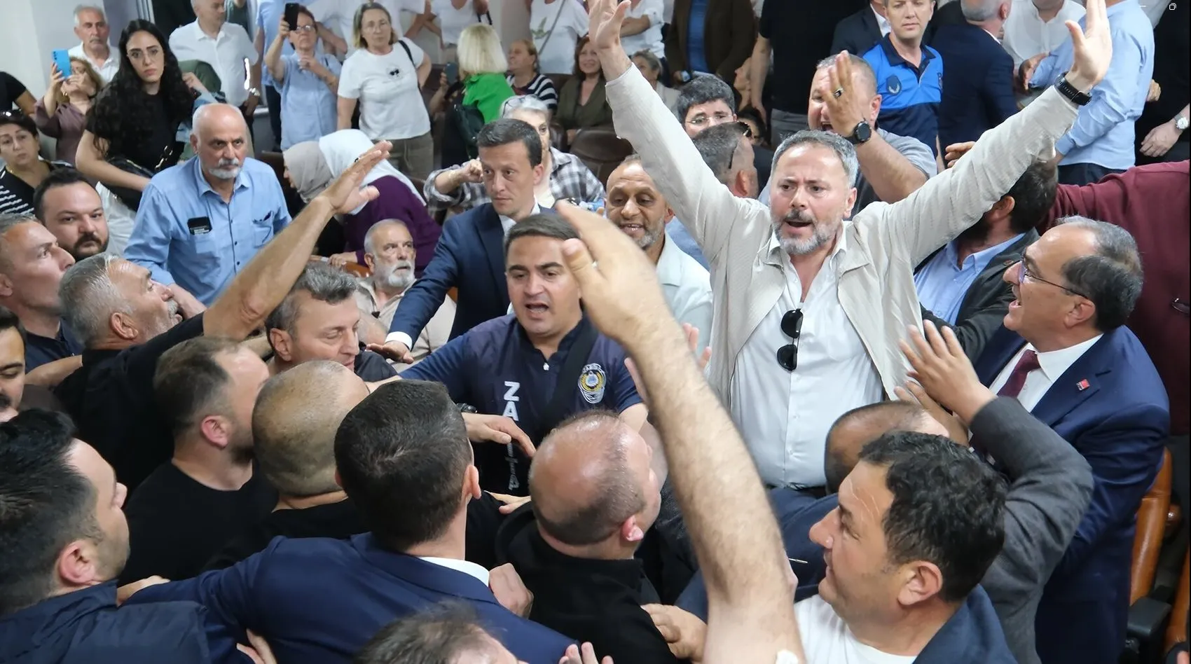 Akçakoca belediye meclisinde seçim kavgası