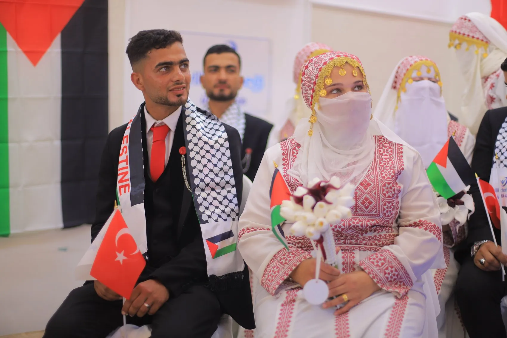Gazze’de savaşın gölgesinde 10 çift için düğün yapıldı