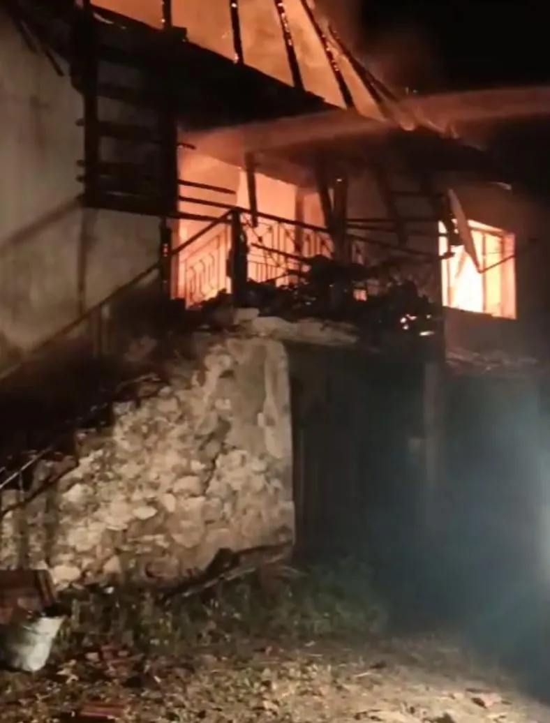 Kütahya'da gece çıkan yangın bir aileyi evsiz bıraktı