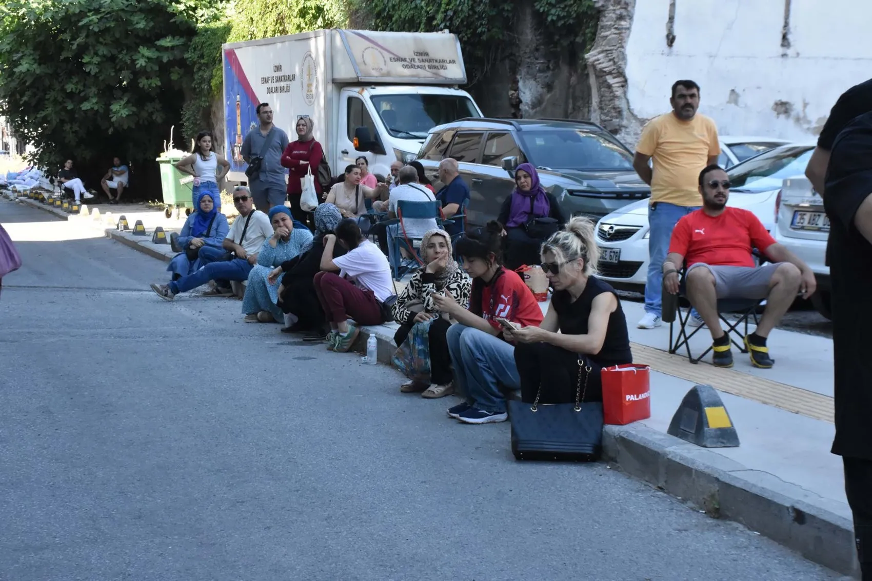 İzmir'de AYT maratonu başladı; veliler okul kapılarında bekliyor