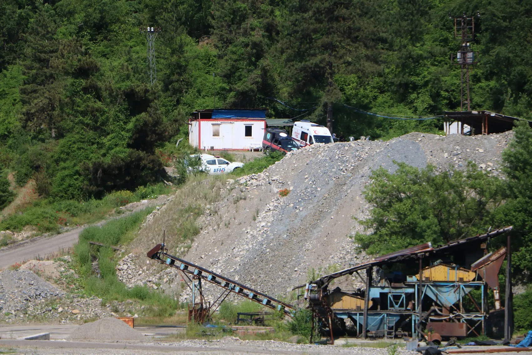 Bolu'da mühürlü madende göçük altında kalan işçiyi arama çalışması sürüyor