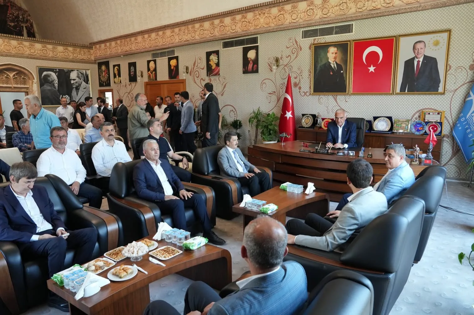 Bakan Ersoy Antalya ziyaretinde nikah masasına oturdu
