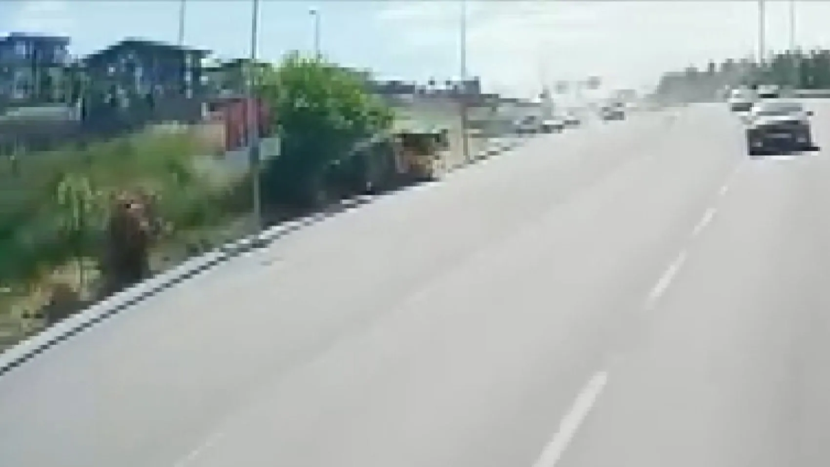 Küçükçekmece’de iş makinesi taşıyan çekici devrildi Bir kişi hayatını kaybetti