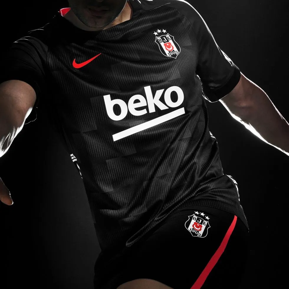 Beşiktaş 2026 sezonunda sahaya çıkacağı yeni formalarını tanıttı