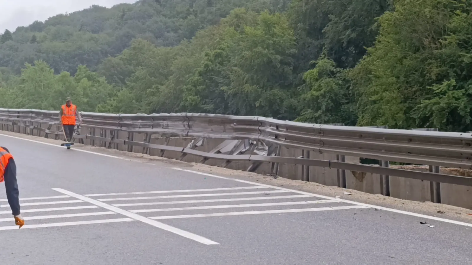 İnegöl yolunda kaza yapan tanker trafiği aksattı
