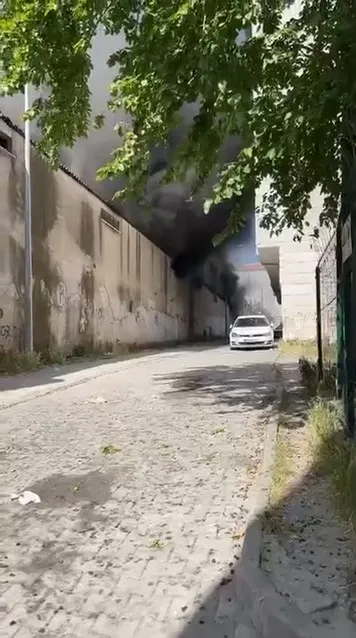 Esenyurt’ta sanayi bölgesinden dumanlar yükseliyor