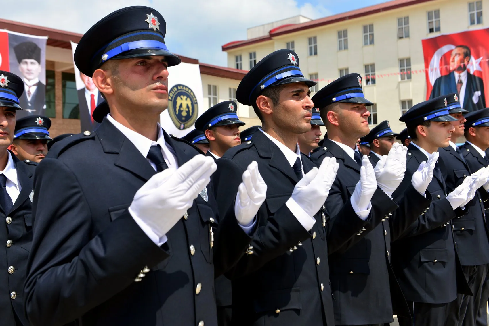 Adana'da polis mezuniyetinde sürpriz evlilik teklifi