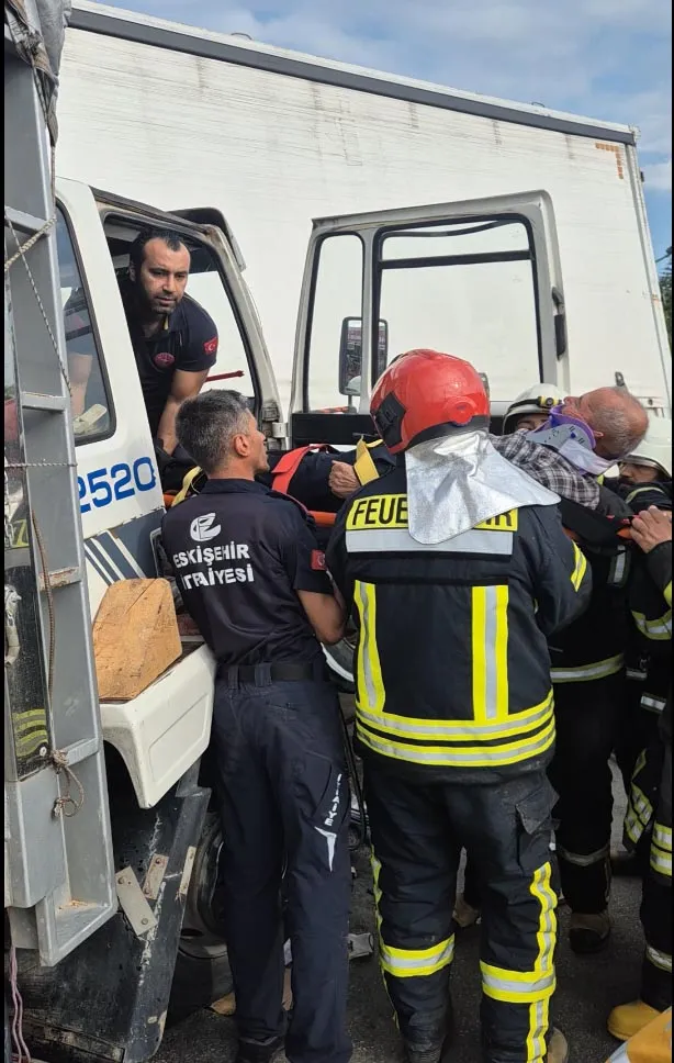 Eskişehir’de kamyonlar çarpıştı sürücü kabinde sıkıştı