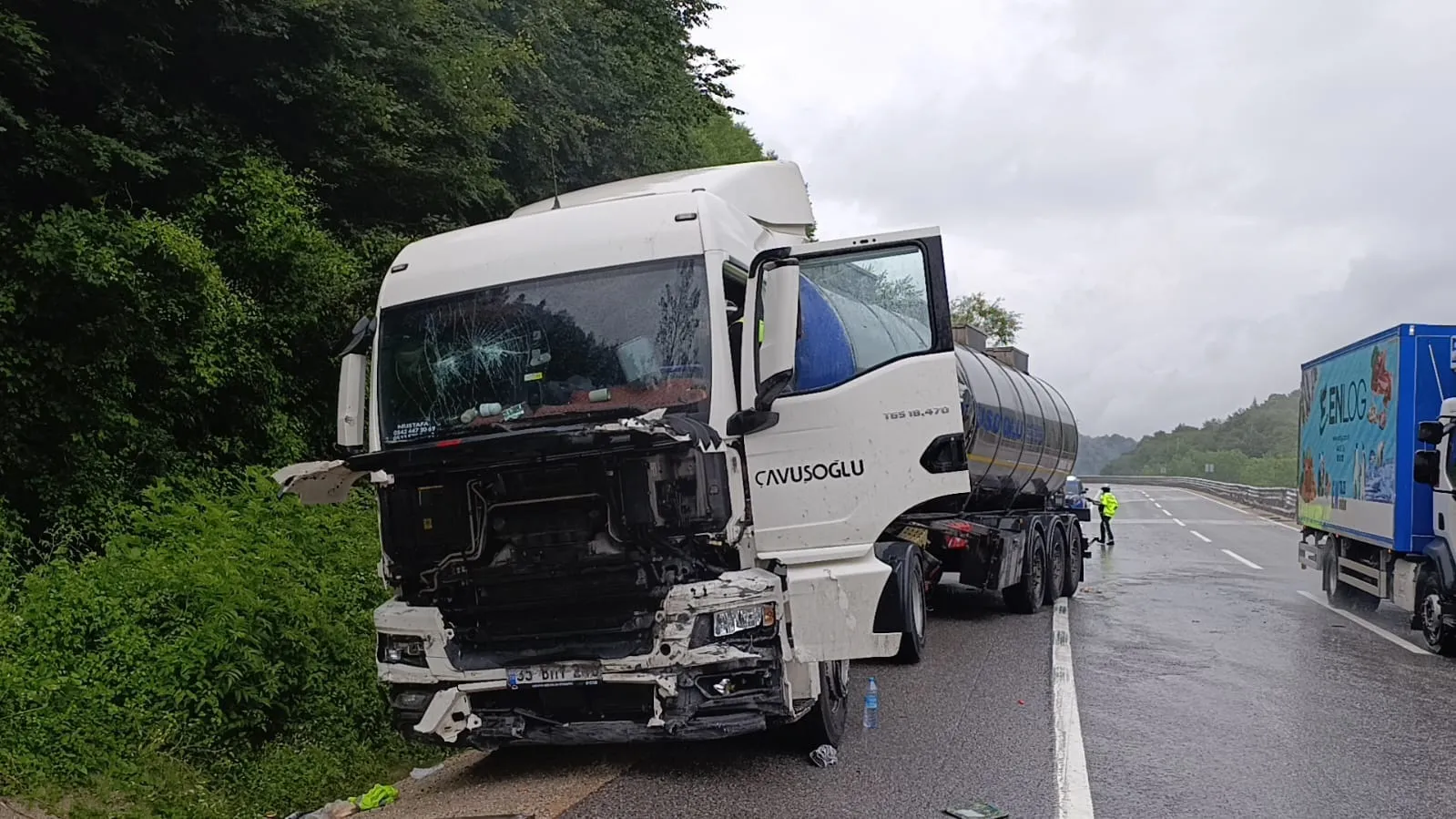 İnegöl yolunda kaza yapan tanker trafiği aksattı