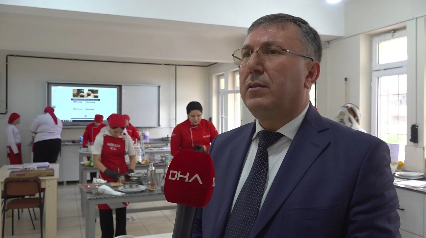 Osmaniyeli öğrenciler okul mutfağında hem meslek öğreniyor hem de para kazanıyor