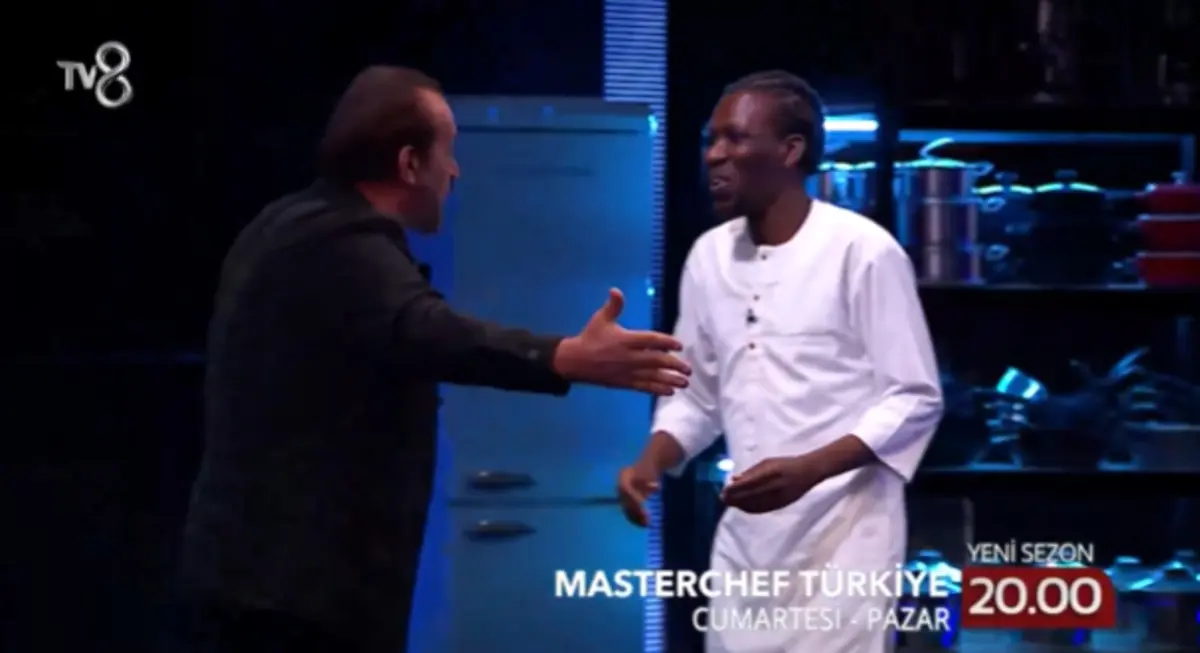 Osimhen in özel aşçısı Olabiyi Lawal, MasterChef te! Mehmet Şef hemen sarıldı 2