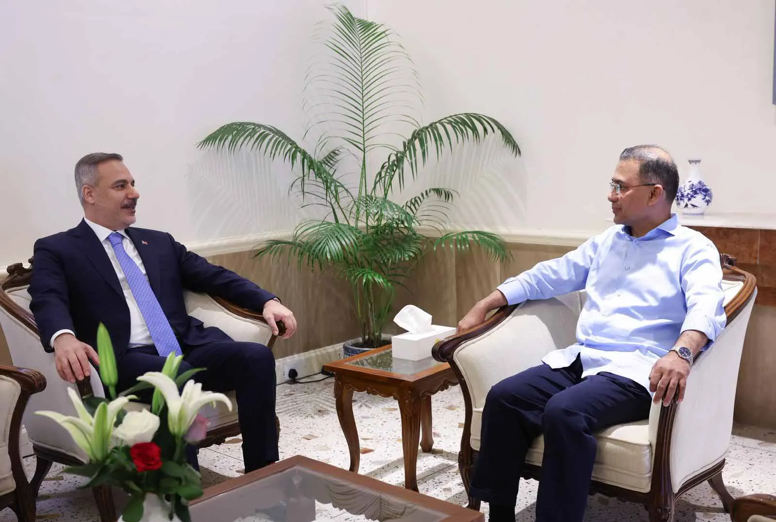 Hakan Fidan Bangladeş yönetiminin yeni lideriyle görüştü