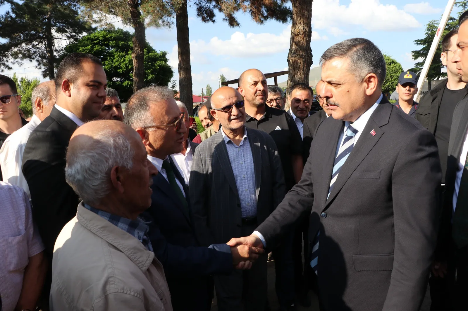 Bakan Çiftçi eski görev yerinde vatandaşla kucaklaştı
