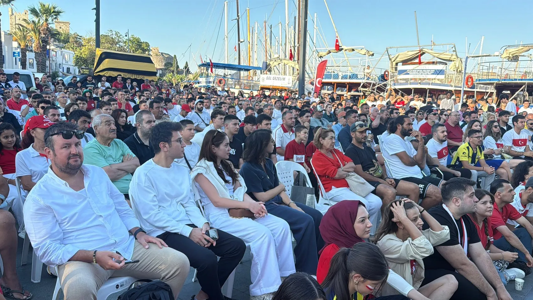 Bodrum meydanı milli maç için dev ekrana döndü