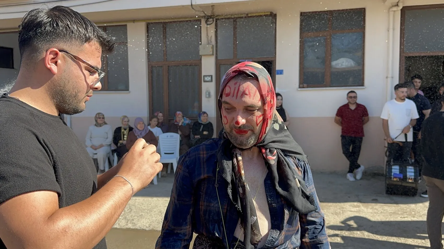 İznik’te damada geleneksel şaka Sokak ortasında yıkadılar