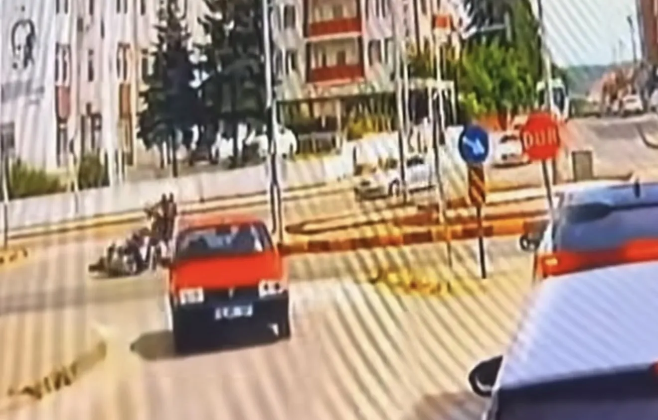 Bartın'da yunus polislerini taşıyan motosiklet kavşakta devrildi