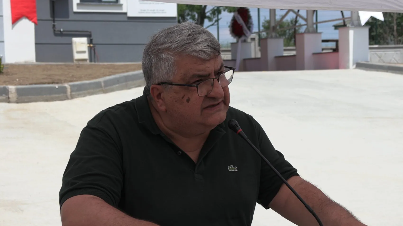 Yangın faciasında kaybettiği 8 yakını için sağlık merkezi yaptırdı